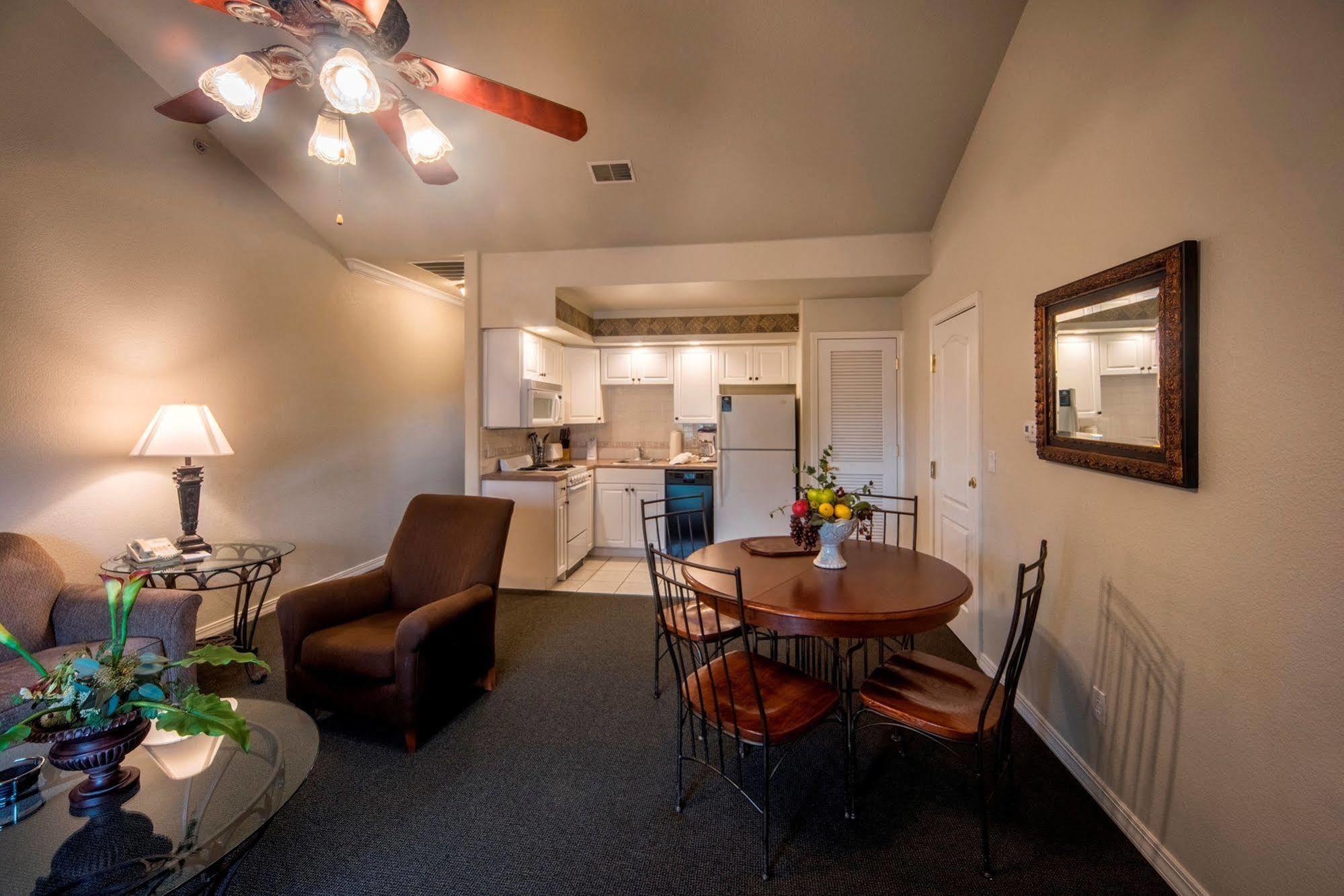 French Quarter Resort Брэнсон Экстерьер фото